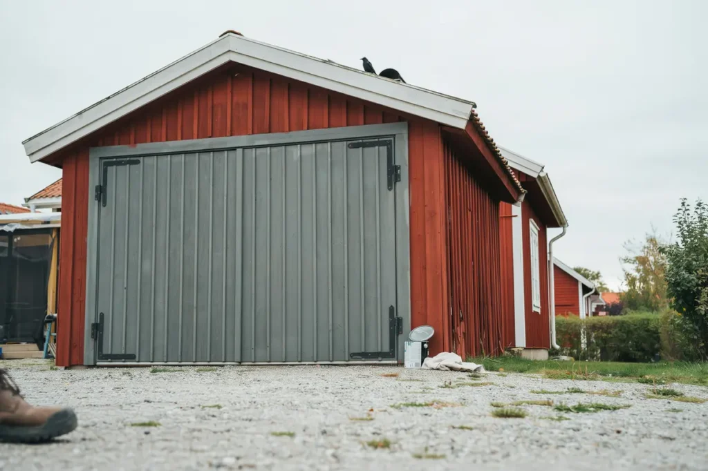m la om garageporten r tt f rg f rarbete och underh ll f r ett snyggare helhetsintryck
